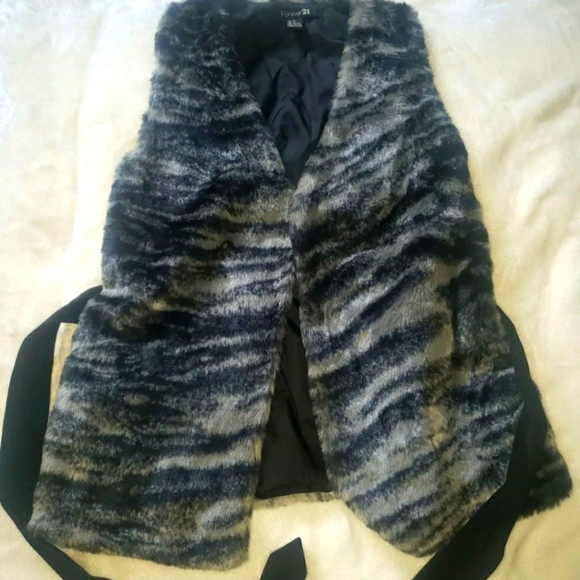 FOREVER 21 VEST WOMENS SZ4 FAUX FUR SILVER & BLUE VEST  ZEBRA INSPIRED PATTERN - Picture 2 of 10